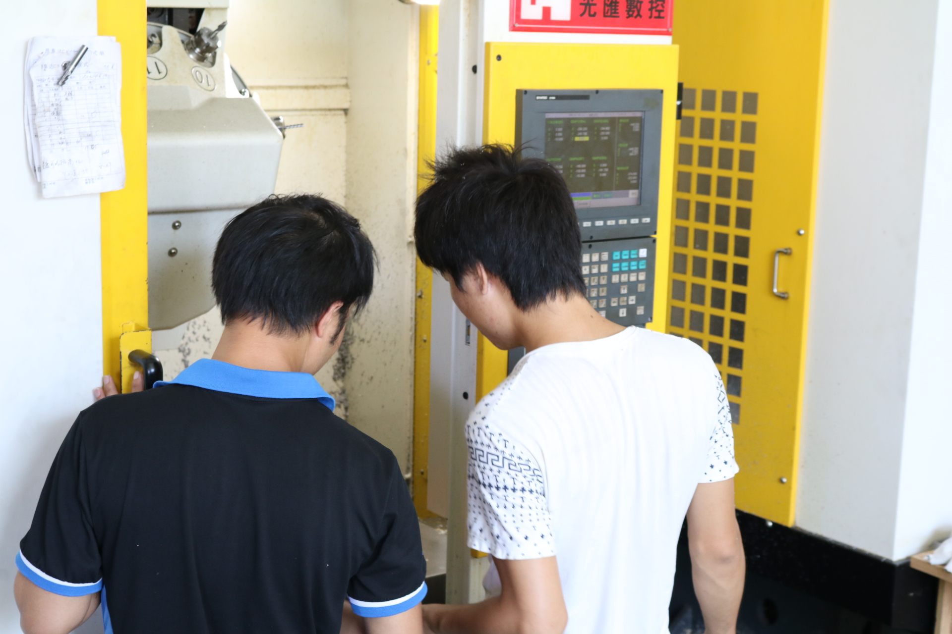 零件加工之員工學習.JPG 零件加工之員工學習.JPG